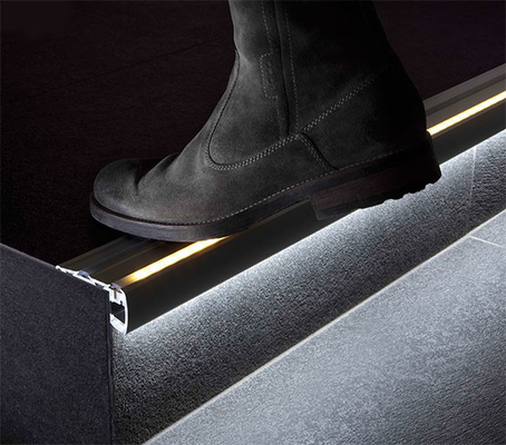 Un buen precio. La protuberancia de aluminio del LED perfila la escalera de la escalera de la iluminación de tira que sospecha para la luz del paso del teatro del cine en línea