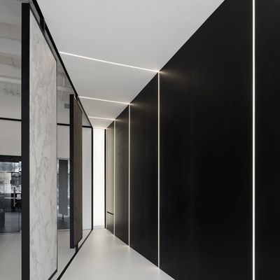 El perfil llevado para la barra de luz de techo que encendía el canal negro de las tiras ahuecó el aluminio del yeso Gypsum3 T5 de la mampostería seca