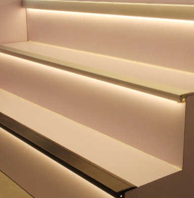 Un buen precio. La escalera llevó la escalera de aluminio de los perfiles de la protuberancia que sospechaba para la luz del paso del teatro del cine en línea